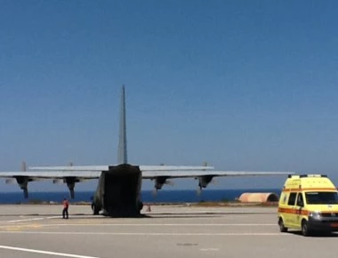 Αεροδιακομιδή σωτηρίας από τη Σαντορίνη στην Κρήτη για δύο τουρίστες